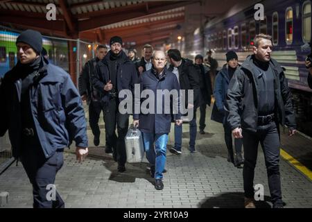 Przemysl, Pologne. 1er décembre 2024. Le chancelier allemand Olaf Scholz (SPD, M), accompagné par les forces de sécurité, marche jusqu'au train spécial pour le voyage vers la capitale ukrainienne Kiev, à la gare de Przemysl, ville frontalière polonaise. Crédit : Kay Nietfeld/dpa/Alamy Live News Banque D'Images