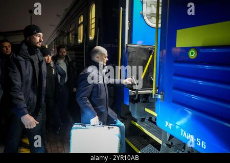 Przemysl, Pologne. 1er décembre 2024. Le chancelier allemand Olaf Scholz (SPD, à droite), accompagné des forces de sécurité, monte à bord du train spécial à la gare de Przemysl, ville frontalière polonaise, pour le trajet vers la capitale ukrainienne Kiev. Crédit : Kay Nietfeld/dpa/Alamy Live News Banque D'Images