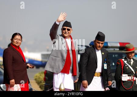 Katmandou, Katmandou, Népal. 2 décembre 2024. Le premier ministre népalais KP Sharma Oli (en foulard rouge) fait des vagues aux médias alors qu'il part pour une visite officielle chinoise de quatre jours depuis l'aéroport international Tribhuvan de Katmandou le 2 décembre 2024. Le premier ministre népalais lors de sa première visite officielle en Chine après son arrivée au pouvoir en juillet devrait signer le pacte de la BRI avec le voisin du Nord. (Crédit image : © Aryan Dhimal/ZUMA Press Wire) USAGE ÉDITORIAL SEULEMENT! Non destiné à UN USAGE commercial ! Banque D'Images