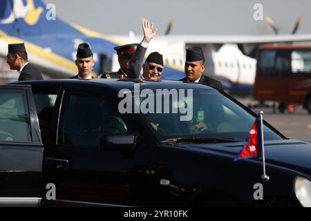 Katmandou, Katmandou, Népal. 2 décembre 2024. Le premier ministre népalais KP Sharma Oli (en foulard rouge) fait des vagues aux médias alors qu'il part pour une visite officielle chinoise de quatre jours depuis l'aéroport international Tribhuvan de Katmandou le 2 décembre 2024. Le premier ministre népalais lors de sa première visite officielle en Chine après son arrivée au pouvoir en juillet devrait signer le pacte de la BRI avec le voisin du Nord. (Crédit image : © Aryan Dhimal/ZUMA Press Wire) USAGE ÉDITORIAL SEULEMENT! Non destiné à UN USAGE commercial ! Banque D'Images