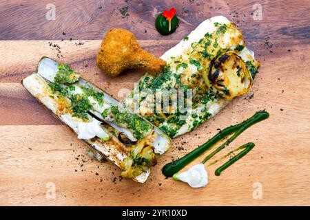 Sole meunière est un plat de poisson français classique composé de sole, de préférence entière ou en filet, qui est dragué dans la farine, poêlé dans le beurre et servi w Banque D'Images