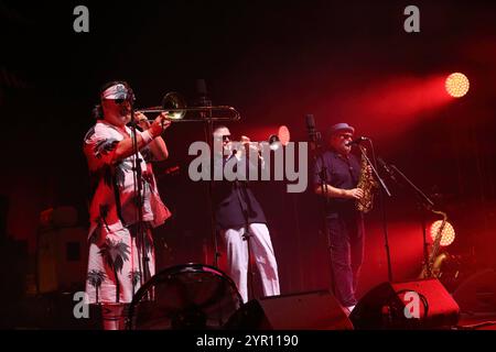 Joe Lindsay alias Hopepa, Toby Laing alias Tony Chang und Scott Towers alias Chopper Reedz, v.l., von der Band Fat Freddy s drop BEI einem Konzert im Tempodrom in Berlin, 1. Dezember 2024. Fat Freddy s Drop Konzert Berlin *** Joe Lindsay aka Hopepa, Toby Laing aka Tony Chang et Scott Towers aka Chopper Reedz, de gauche à droite, du groupe Fat Freddy s Drop à un concert au Tempodrom de Berlin, le 1er décembre 2024 Fat Freddy s Drop concert Berlin Banque D'Images