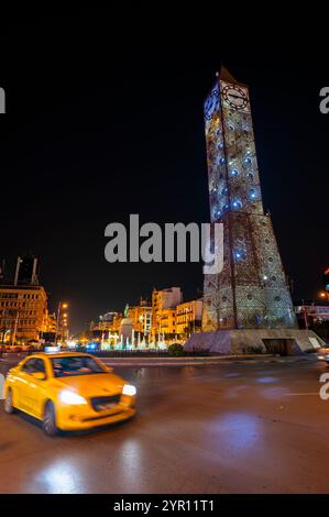 Tunis, Tunisie - 14 novembre 2024 : Tour de l'horloge de Tunis et place du 14 janvier. Banque D'Images