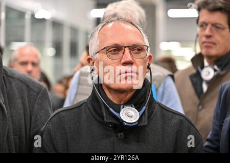 Photo - Carlos Tavares, Directeur général de Stellantis lors de l'inauguration de l'usine Symbio gigafactory à Saint Fons près de Lyon, France, le 5 décembre 2023. Carlos Tavares, directeur général de Stellantis, a démissionné brutalement dimanche, deux mois après un avertissement de profit chez le fabricant de Jeep, Fiat et Peugeot qui a perdu environ 40% de sa valeur cette année. La société a déclaré qu'elle chercherait à trouver un nouveau PDG au cours du premier semestre 2025. Henri de Castries, directeur indépendant senior, a déclaré dans un communiqué que des points de vue différents ont émergé ces dernières semaines parmi les principaux actionnaires, le conseil d'administration et Tavar Banque D'Images