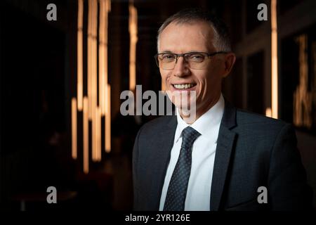 Photo - Président du Directoire du constructeur automobile français PSA Peugeot Citroën, Carlos Tavares pose pour des photos à Paris, France, le 8 novembre 2019. Carlos Tavares, directeur général de Stellantis, a démissionné brutalement dimanche, deux mois après un avertissement de profit chez le fabricant de Jeep, Fiat et Peugeot qui a perdu environ 40% de sa valeur cette année. La société a déclaré qu'elle chercherait à trouver un nouveau PDG au cours du premier semestre 2025. Henri de Castries, directeur indépendant senior, a déclaré dans un communiqué que des points de vue différents ont émergé ces dernières semaines parmi les principaux actionnaires, le conseil d'administration et Tavares Re Banque D'Images