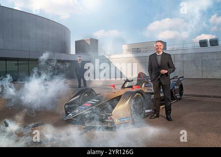 Photo - Carlos Tavares, directeur général de Stellantis, pose à côté du modèle DS Techeetah Formula E à Velizy, en France, le 15 avril 2021. Carlos Tavares, directeur général de Stellantis, a démissionné brutalement dimanche, deux mois après un avertissement de profit chez le fabricant de Jeep, Fiat et Peugeot qui a perdu environ 40% de sa valeur cette année. La société a déclaré qu'elle chercherait à trouver un nouveau PDG au cours du premier semestre 2025. Directeur indépendant senior Henri de Castries a déclaré dans un communiqué que des points de vue différents ont émergé ces dernières semaines parmi les principaux actionnaires, le conseil d'administration et Tavares résultant en le PDG Banque D'Images