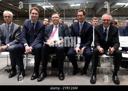 Photo - Yann Vincent, PDG d'ACC, Ola Kallenius, PDG de Mercedes-Benz, Patrick Pouyanne, PDG de TotalEnergies, John Elkann, Président de Stellantis, et Carlos Tavares, Directeur général de Stellantis, assister à l’inauguration de la gigafactory d’Automotive Cells Company (ACC), joint-venture entre Stellantis, TotalEnergies et Mercedes, à Billy-Berclau-Douvrin, dans le nord de la France, en mai 30, 2023. le directeur général de Stellantis, Carlos Tavares, a démissionné brutalement dimanche, deux mois après un avertissement de profit chez le fabricant des voitures Jeep, Fiat et Peugeot qui a perdu environ 40 % de sa valeur cette année. La société l'a dit Banque D'Images