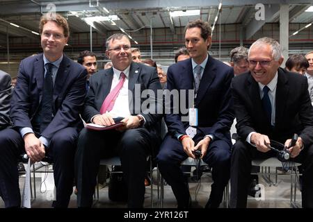 Photo - Ola Kallenius, PDG de Mercedes-Benz, Patrick Pouyanne, PDG de TotalEnergies, John Elkann, Président de Stellantis, et Carlos Tavares, CEO de Stellantis, assistent à l’inauguration de la gigafactory de Automotive Cells Company (ACC), une joint-venture entre Stellantis, TotalEnergies et Mercedes, à Billy-Berclau-Douvrin, dans le nord de la France, en mai 30, 2023. le directeur général de Stellantis, Carlos Tavares, a démissionné brutalement dimanche, deux mois après un avertissement de profit chez le fabricant des voitures Jeep, Fiat et Peugeot qui a perdu environ 40 % de sa valeur cette année. La société a dit qu'elle chercherait à trouver un repl Banque D'Images