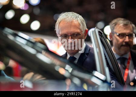 Photo - Carlos Tavares, PDG de Stellantis, assiste à une visite présidentielle au salon de l'automobile de Paris à Paris Expo porte de Versailles le 14 octobre 2024. Carlos Tavares, directeur général de Stellantis, a démissionné brutalement dimanche, deux mois après un avertissement de profit chez le fabricant de Jeep, Fiat et Peugeot qui a perdu environ 40% de sa valeur cette année. La société a déclaré qu'elle chercherait à trouver un nouveau PDG au cours du premier semestre 2025. Henri de Castries, directeur indépendant senior, a déclaré dans un communiqué que des points de vue différents ont émergé ces dernières semaines parmi les principaux actionnaires, le conseil d'administration et Tavares Banque D'Images