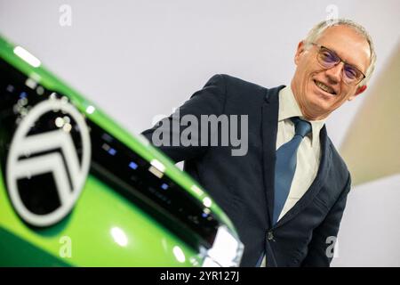 Photo - Carlos Tavares, Président-directeur général de Stellantis, pose devant un concept car Citroën C5 Aircross lors de la journée des médias au salon de l'auto de Paris 2024 à Paris, France, le 14 octobre 2024. Carlos Tavares, directeur général de Stellantis, a démissionné brutalement dimanche, deux mois après un avertissement de profit chez le fabricant de Jeep, Fiat et Peugeot qui a perdu environ 40% de sa valeur cette année. La société a déclaré qu'elle chercherait à trouver un nouveau PDG au cours du premier semestre 2025. Henri de Castries, directeur indépendant senior, a déclaré dans un communiqué que des points de vue différents ont émergé ces dernières semaines parmi Majo Banque D'Images