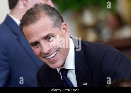 Washington, États-Unis. 02 décembre 2024. Photo du dossier - Hunter Biden, fils du président américain Joe Biden, assiste à une cérémonie de remise de la médaille d'honneur dans la salle est de la Maison Blanche à Washington le 3 juillet 2024. Le président Joe Biden a accordé une grâce «totale et inconditionnelle» à son fils Hunter - quelques semaines seulement avant sa condamnation. Hunter, 54 ans, a été reconnu coupable de trois accusations d'armes à feu en juin, marquant la première poursuite pénale d'un enfant du président américain en exercice. Photo de Yuri Gripas/ABACAPRESS. COM Credit : Abaca Press/Alamy Live News Banque D'Images