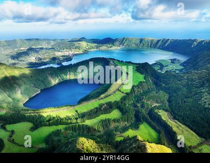 Vue aérienne du célèbre lac Lagoa das Sete Cidades aux Açores, Sao Miguel Banque D'Images