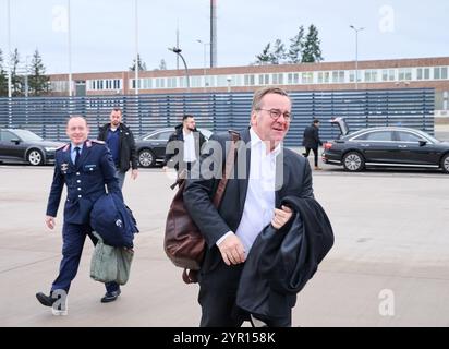 02 décembre 2024, Brandebourg, Schönefeld : Boris Pistorius (SPD, R), ministre fédéral de la Défense, prend un vol pour la Norvège dans la section militaire de l'aéroport Ber Berlin-Brandebourg. Pistorius a l’intention de participer à la pose de la première pierre d’un centre germano-norvégien de maintenance de sous-marins pour la coopération avec la Norvège sur les sous-marins. Photo : Annette Riedl/dpa Banque D'Images