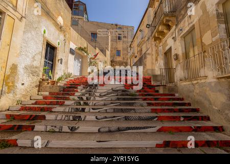 NOTO, ITALIE, 22 JUIN 2023 - L'escalier bien décoré de Noto, province de Syracuse, Sicile, Italie Banque D'Images