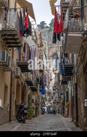 CEFALU', ITALIE, JUIN 17,2023 - les ruelles étroites dans le centre historique de Cefalù, province de Palerme, Sicile, Italie Banque D'Images