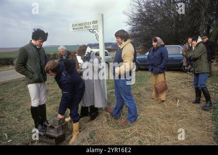 Pesée en jockey amateur debout sur la balance pour se faire peser. La plus ancienne course de chevaux du monde dans le calendrier sportif anglais. Commencé en 1519, et a lieu le troisième jeudi de mars de chaque année. Kiplingcotes Derby Yorkshire années 1970 Kiplingcotes est un petit hameau près de Market Weighton England UK HOMER SYKES Banque D'Images