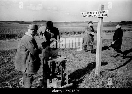 Kiplingcotes Derby Yorkshire années 1970 La plus ancienne course de chevaux du monde dans le calendrier sportif anglais. Commencé en 1519, et a lieu le troisième jeudi de mars de chaque année. Kiplingcotes est un petit hameau près de Market Weighton. L'arrivée est au départ un cavalier pesant dedans. 1975 ROYAUME-UNI HOMER SYKES Banque D'Images