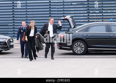 02 décembre 2024, Brandebourg, Schönefeld : Boris Pistorius (SPD, R), ministre fédéral de la Défense, arrive à la section militaire de l'aéroport Ber Berlin-Brandebourg en compagnie de Nina Torre, chef de bureau au ministère fédéral de la Défense (BMVg), et Joachim Kaschke, lieutenant-colonel, pour voler vers la Norvège. Pistorius a l’intention de participer à la pose de la première pierre d’un centre germano-norvégien de maintenance de sous-marins pour la coopération avec la Norvège sur les sous-marins. Photo : Annette Riedl/dpa Banque D'Images