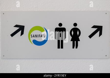 Ehemaliges Galeria Kaufhof Gebäude, Nürnberg, 16.11.2024 Nahaufnahme eines Hinweisschildes für SANIFAIR-Toiletten. DAS Schild Zeigt das SANIFAIR-logo sowie Piktogramme für Damen und Herren mit Pfeilen, die die die Richtung zur Toilettenanlage anzeigen. Nürnberg Bayern Deutschland *** ancien bâtiment Galeria Kaufhof, Nuremberg, 16 11 2024 gros plan d'un panneau pour les toilettes SANIFAIR le panneau montre le logo SANIFAIR et des pictogrammes pour les hommes et les femmes avec des flèches indiquant la direction des toilettes Nuremberg Bavière Allemagne 20241116-6V2A1453-M4000 Banque D'Images