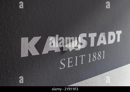 Ehemaliges Galeria Kaufhof Gebäude, Nürnberg, 16.11.2024 Ein verblasstes und beschädigtes logo des Karstadt-Konzerns mit der Aufschrift Karstadt seit 1881 an einer grauen Wand. Teile des logos lösen sich ab, was symbolisch für den Niedergang und die Insolvenz des Traditionsunternehmens steht. Nürnberg Bayern Deutschland *** ancien bâtiment Galeria Kaufhof, Nuremberg, 16 11 2024 logo délavé et endommagé du groupe Karstadt avec l'inscription Karstadt depuis 1881 sur un mur gris certaines parties du logo se détachent, symbolisant le déclin et l'insolvabilité de l'entreprise traditionnelle Nuremberg Bavar Banque D'Images