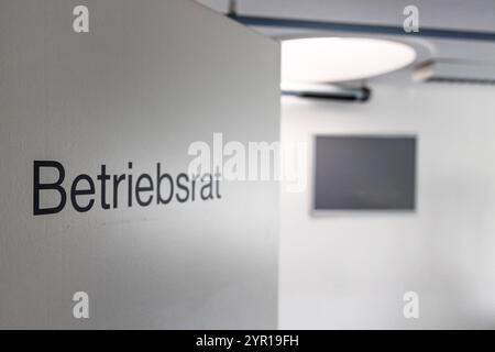 Ehemaliges Galeria Kaufhof Gebäude, Nürnberg, 16.11.2024 Türbeschriftung mit der Aufschrift Betriebsrat in einem Bürogebäude. Der Schriftzug befindet sich auf einer weißen Tür, und im Hintergrund ist ein unscharfer Bürobereich zu erkennen Nürnberg Bayern Deutschland *** ancien bâtiment Galeria Kaufhof, Nuremberg, 16 11 2024 lettrage de porte avec inscription Comité d'entreprise dans un immeuble de bureaux le lettrage est sur une porte blanche, et une zone de bureaux floue est visible en arrière-plan Nuremberg Bavière Allemagne 20241116-6V2A1554-M4000 Banque D'Images