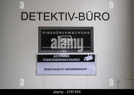 Ehemaliges Galeria Kaufhof Gebäude, Nürnberg, 16.11.2024 Detektiv-Büros mit Hinweisschildern zur Videoüberwachung. Die Schilder informieren über die Überwachung des Raumes mit Aussagen wie Dieser Raum ist videoüberwacht und einem Hinweis auf die verantwortliche Stelle, die Geschäftsleitung. Nürnberg Bayern Deutschland *** ancien bâtiment Galeria Kaufhof, Nuremberg, 16 11 2024 bureaux de détectives avec panneaux pour la surveillance vidéo les panneaux informent sur la surveillance de la salle avec des déclarations telles que cette salle est sous surveillance vidéo et une référence à l'organisme responsable, la direction Banque D'Images