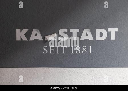 Ehemaliges Galeria Kaufhof Gebäude, Nürnberg, 16.11.2024 Ein verblasstes und beschädigtes logo des Karstadt-Konzerns mit der Aufschrift Karstadt seit 1881 an einer grauen Wand. Teile des logos lösen sich ab, was symbolisch für den Niedergang und die Insolvenz des Traditionsunternehmens steht. Nürnberg Bayern Deutschland *** ancien bâtiment Galeria Kaufhof, Nuremberg, 16 11 2024 logo délavé et endommagé du groupe Karstadt avec l'inscription Karstadt depuis 1881 sur un mur gris certaines parties du logo se détachent, symbolisant le déclin et l'insolvabilité de l'entreprise traditionnelle Nuremberg Bavar Banque D'Images