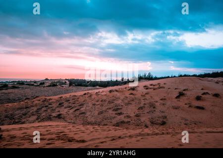 Les superbes dunes de sable rouge à Mui ne, Vietnam au coucher du soleil Banque D'Images