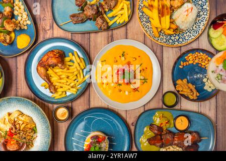 C’est une explosion de saveurs acides, épicées et marines qui vous transportera sur les côtes péruviennes. Banque D'Images