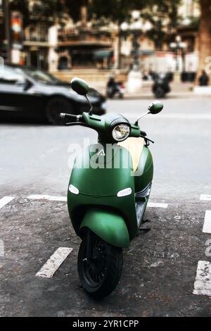 France, Paris - 20 mai 2023 : scooter vert garé dans la ville Banque D'Images