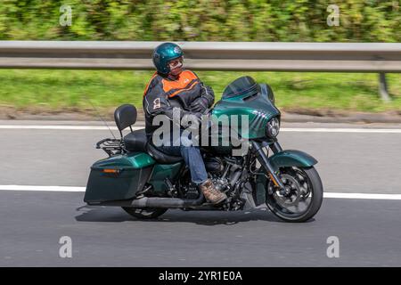 Green Harley Davidson 114ci, avec 114 pouces cubes 1868 cc, Miklwaukee huit moteur ; se déplaçant sur l'autoroute M6 Royaume-Uni Banque D'Images