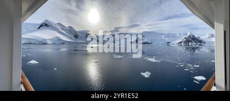 Port de Neko sur la péninsule Antarctique vu du balcon d'un bateau de croisière Banque D'Images