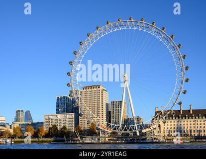 Londres, Royaume-Uni. London Eye / Millennium Wheel sur la rive sud. Shell Centre (à gauche) County Hall (à droite) et la Tamise Banque D'Images