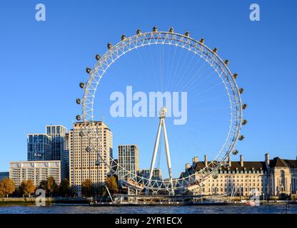 Londres, Royaume-Uni. London Eye / Millennium Wheel sur la rive sud. Shell Centre (à gauche) County Hall (à droite) et la Tamise Banque D'Images