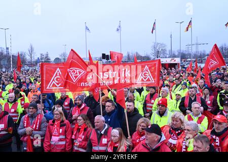 IG Metall ruft zu flächendeckenden Streiks dans VW-Werken auf. Mitarbeiter versammeln sich vom Volkswagen-Werk dans Emden. Die IG Metall fordert Lohnerhöhungen, VW seinen Arbeitern weniger bezahlen. Nun beginnen flächendeckende Streiks an den deutschen Standorten des Autoherstellers. Emden Niedersachsen Deutschland *** IG Metall appelle à des grèves nationales dans les usines VW les employés se rassemblent à l'usine Volkswagen d'Emden IG Metall demande des augmentations de salaire, VW veut payer moins ses travailleurs maintenant les grèves nationales commencent dans les usines allemandes Emden basse-Saxe Allemagne Copyright : XDI Banque D'Images