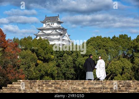 Jeune couple japonais dans une robe traditionnelle Kimono au château de Himeji à Hyogo pendant la saison d'automne Banque D'Images