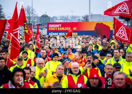 Emden, Allemagne. 02 décembre 2024. Les attaquants se tiennent devant l'usine Volkswagen. IG Metall appelle les employés de plusieurs usines Volkswagen en Allemagne à faire des grèves d’avertissement. Crédit : Sina Schuldt/dpa/Alamy Live News Banque D'Images