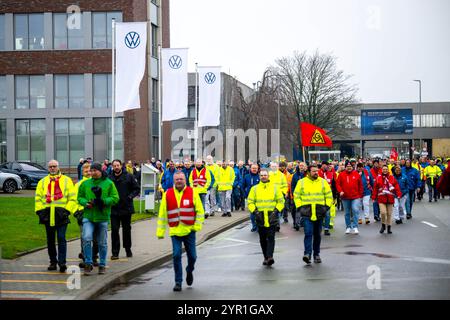 Emden, Allemagne. 02 décembre 2024. Les grévistes quittent les terrains de l'usine Volkswagen. IG Metall appelle à des grèves d'avertissement des employés de plusieurs sites Volkswagen en Allemagne. Crédit : Sina Schuldt/dpa/Alamy Live News Banque D'Images