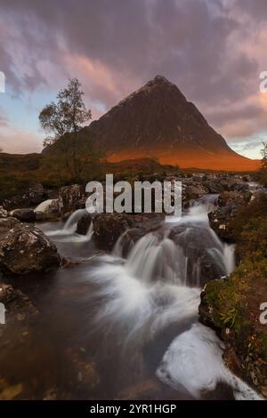 Cascade de Glen Etive Mor dans la vallée de Glencoe, en Écosse Banque D'Images