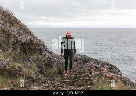 Femme randonnée jusqu'à la falaise avec Puget Sound en arrière-plan Banque D'Images