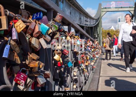 Écluses sur Eiserner Steg (passerelle de fer), Francfort, Allemagne Banque D'Images