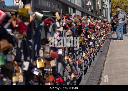Écluses sur Eiserner Steg (passerelle de fer), Francfort, Allemagne Banque D'Images