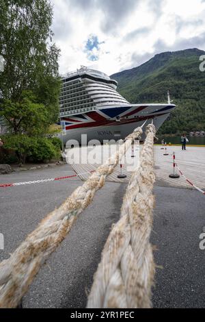 Flam, Norvège - 10 août 2022 : détail des cordes d'amarrage du MS Iona, un énorme navire de croisière britannique dans le port de Flam dans l'Aurlandsfjord, Norwa Banque D'Images