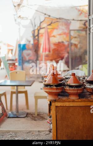 Pots traditionnels marocains Tagine dans un Street Café à Taghazout Banque D'Images