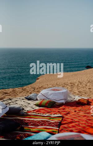 Scène de pique-nique vibrante sur les dunes de sable du Maroc Banque D'Images
