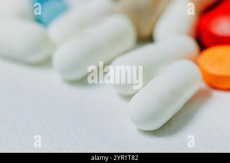 Pilules et capsules blanches et colorées Banque D'Images