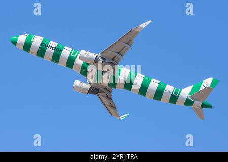 Avion de ligne Airbus A321 de Condor Airline décollant à l'aéroport de Gran Canaria avec une décoration spéciale verte de l'île aux rayures vertes et blanches. Banque D'Images
