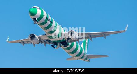 Avion de ligne Airbus A321 de Condor Airline décollant à l'aéroport de Gran Canaria avec une décoration spéciale verte de l'île aux rayures vertes et blanches. Banque D'Images