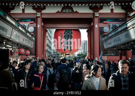 Touristes marchant sous la lanterne de papier rouge au temple sensoji asakusa, tokyo, japon Banque D'Images