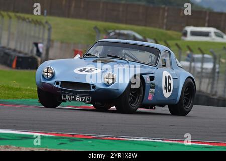 Mike Whitaker, TVR Griffith, Masters Gentlemen Drivers, une course de quatre-vingt-dix minutes avec l'option d'un deuxième pilote, pour les voitures de tourisme d'avant 1966, divisée en Banque D'Images